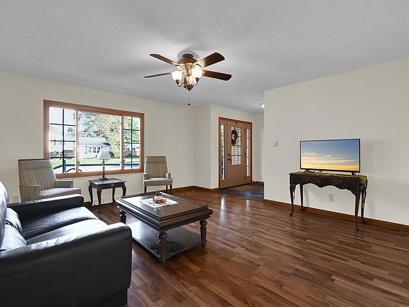 4th image of 49 Kenwick Cir