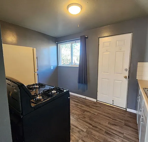 1066 Dayton St — Photo 4