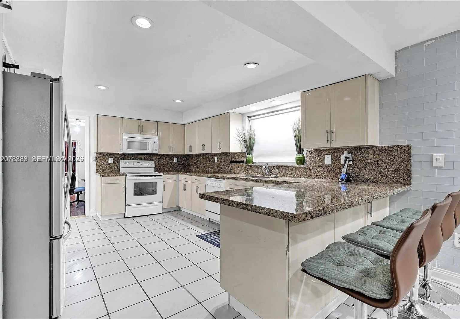 4 bed, 2408 sqft, $4,200 — Photo 3