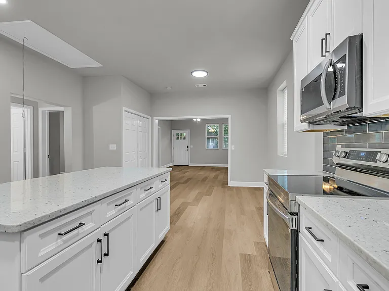 828 W 48th St — Photo 12
