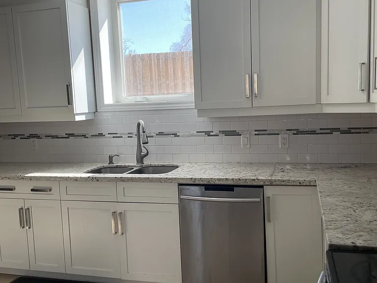 179B The Queensway S — Photo 4
