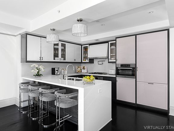 3rd image of 21 E 61st St APT 10C