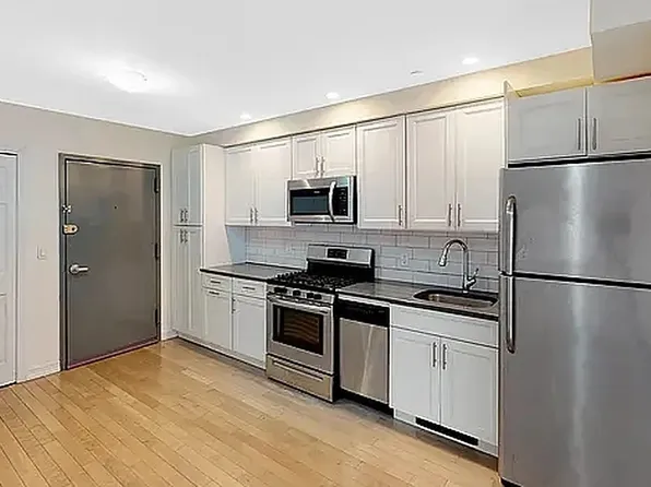 821 9th Ave APT 3A, New York, NY 10019
