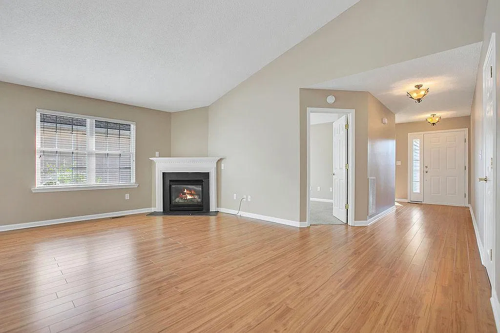 88 E Danbury Ln — Photo 2