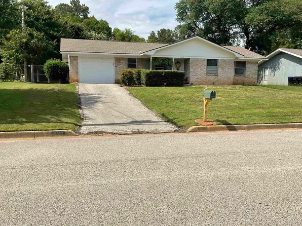 1603 Clearwood Dr, Longview, TX 75604