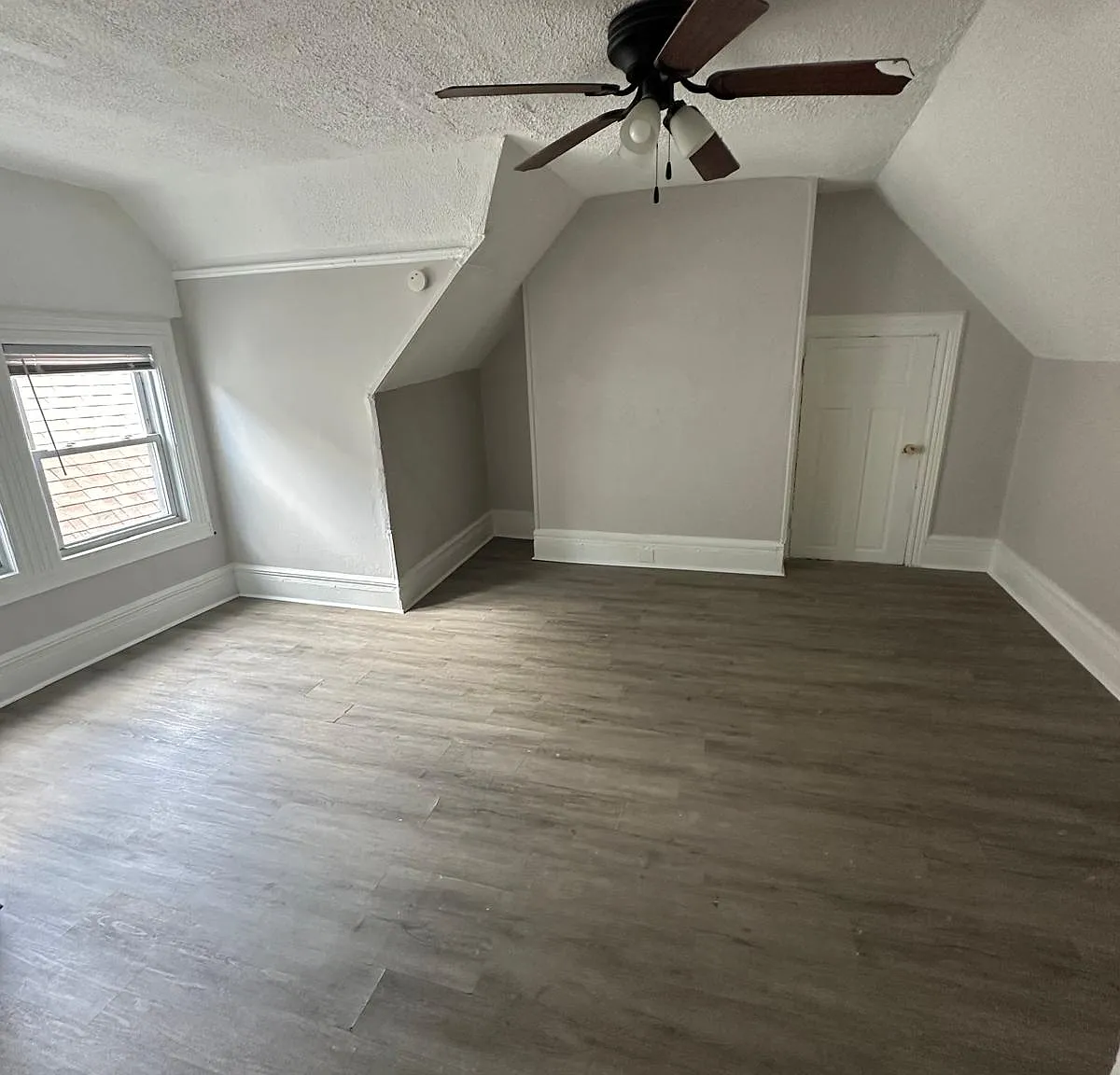 5 bed, $2,300 — Photo 1