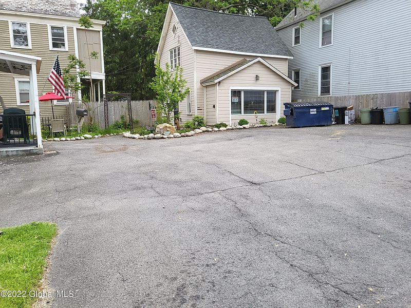 4th image of 832 Union Street