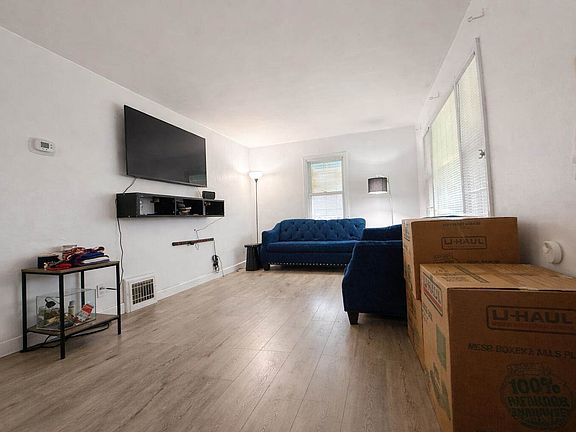 3rd image of 922 W Eden Pl