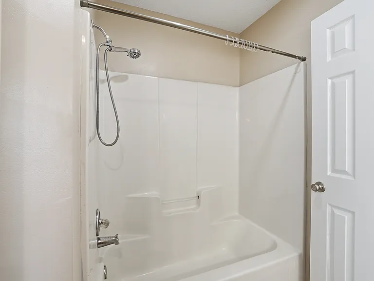 Sterling Pointe Apartments — Photo 37
