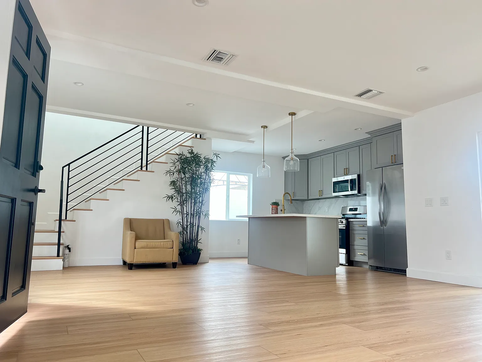 9001 S Van Ness Ave — Photo 1
