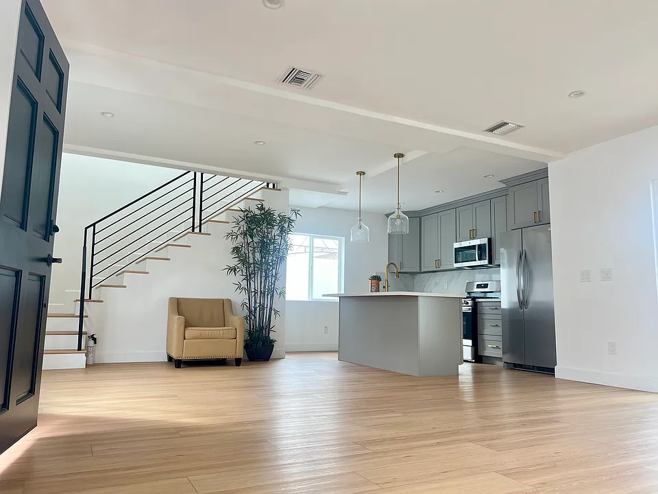 9001 S Van Ness Ave #1/2
