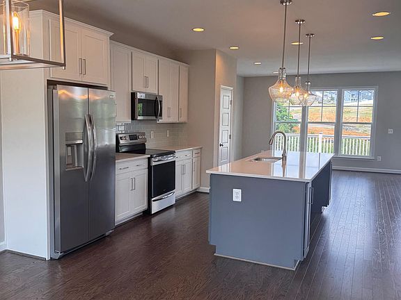 4th image of 3446 Monterey Dr