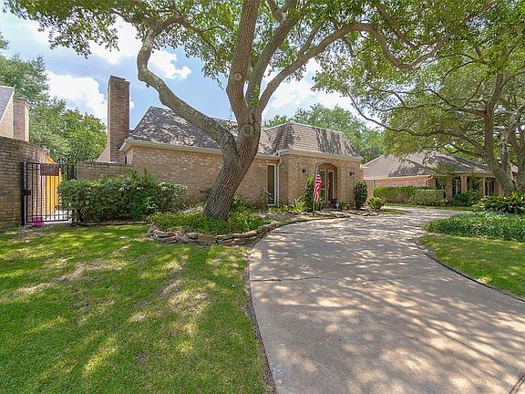 The lot for this home is over 10,000 square foot and
there is a circular driveway.