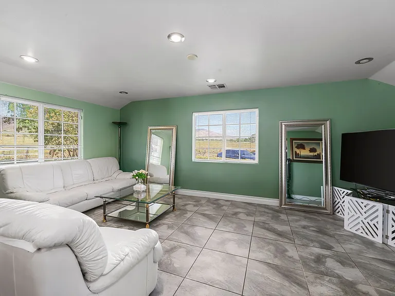 10262 Sierra Hwy — Photo 2