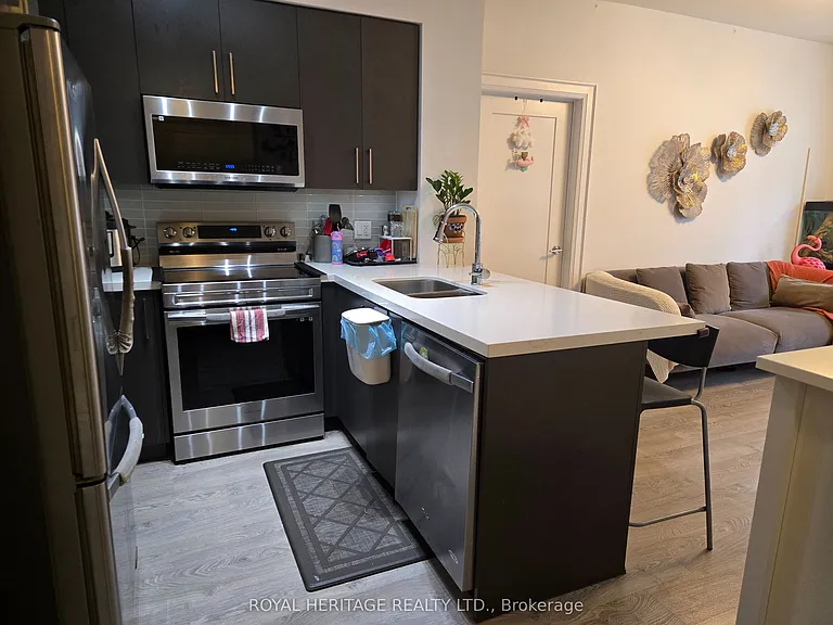 30 Roehampton Ave #403 — Photo 7