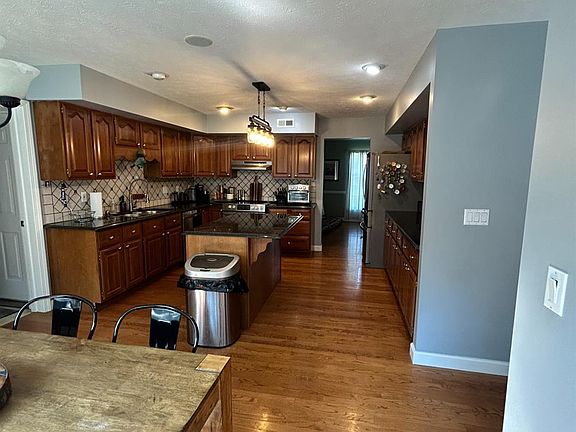 4th image of 1304 Northwoods Dr