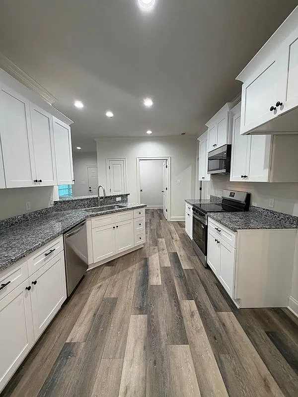 3 bed, 2.0 bath, 1408 sqft, $1,800 — Photo 2