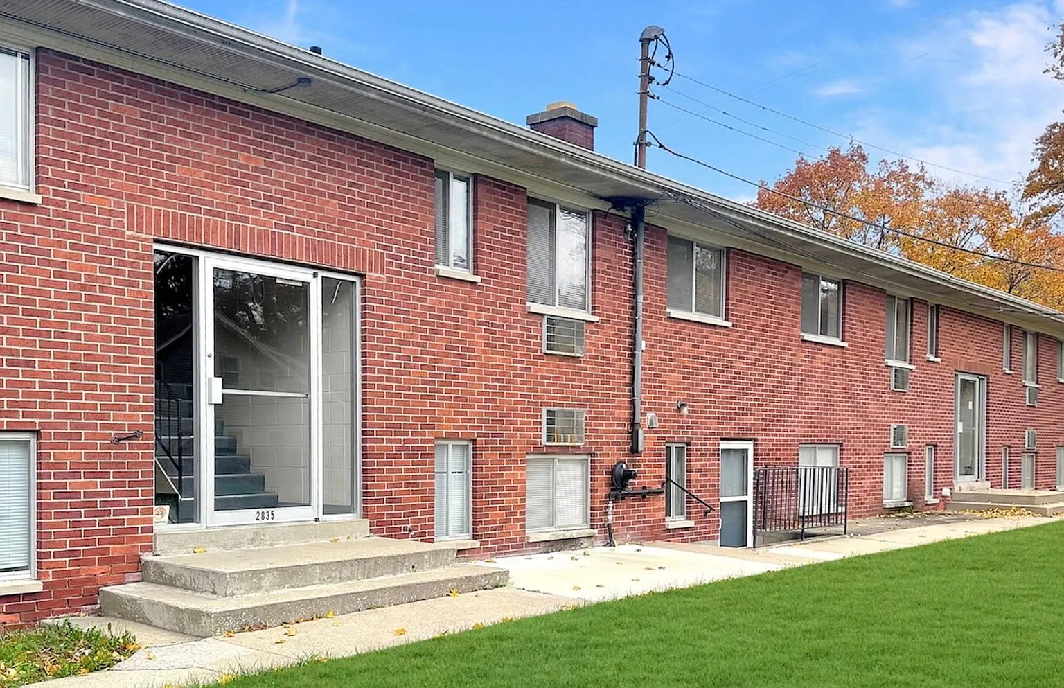 2 bed, 1.0 bath, 776 sqft, $895 — Photo 2