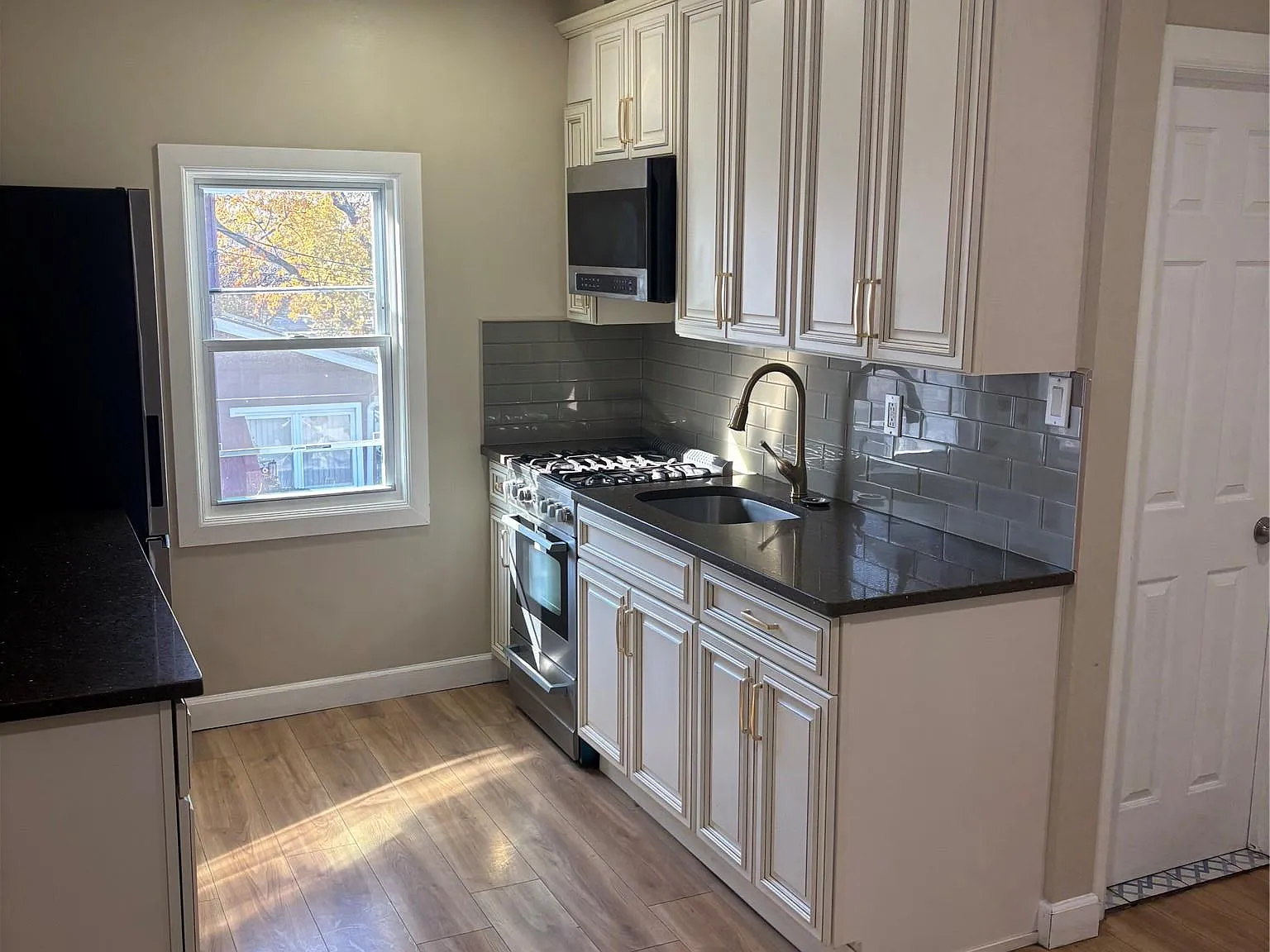 2 bed, 1.0 bath, 560 sqft, $3,000 — Photo 2
