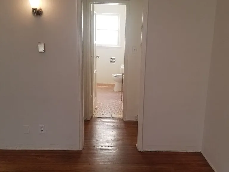 414-416 1/2 N Gardner St — Photo 9