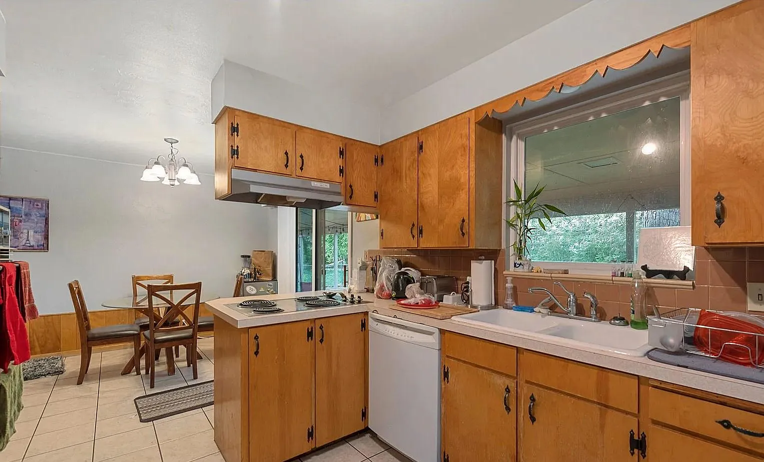 5 bed, 2.5 bath, 2240 sqft, $2,800 — Photo 4
