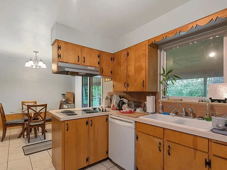 1053 Montview Rd — Photo 4