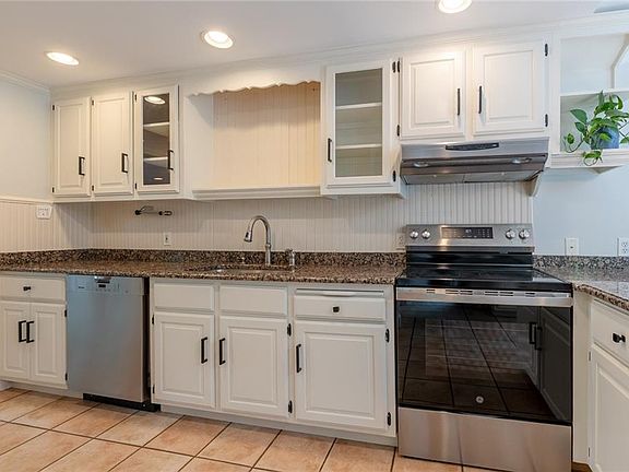 5th image of 122 Sylvan Dr
