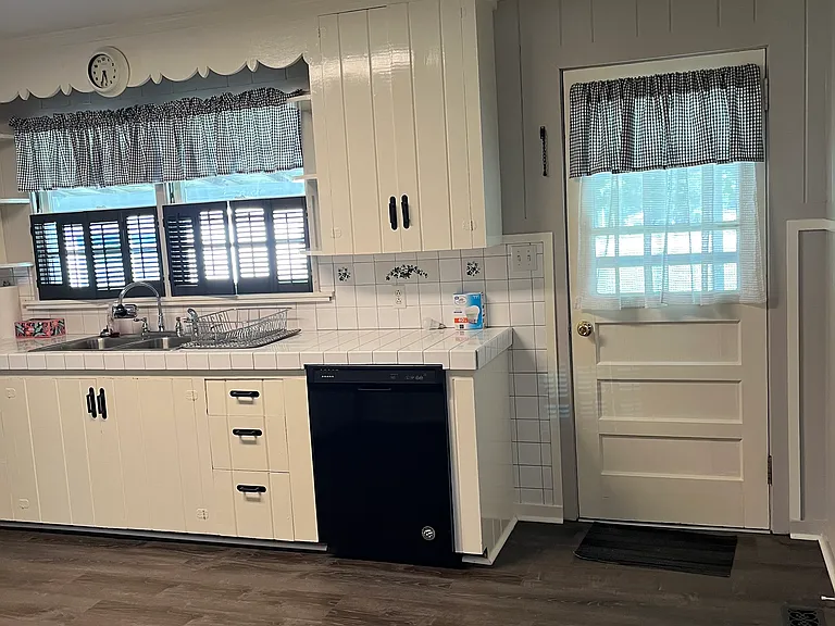217 N Jackson St — Photo 12