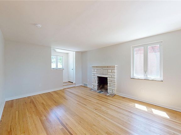 5th image of 723 Maple St