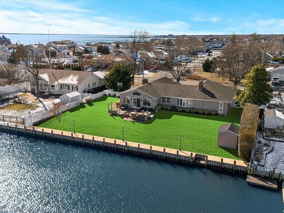 1st image of 199 Secatogue Lane W
