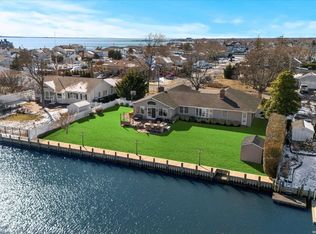 199 Secatogue Ln W, West Islip, NY