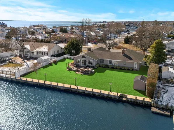 199 Secatogue Lane W, West Islip, NY 11795
