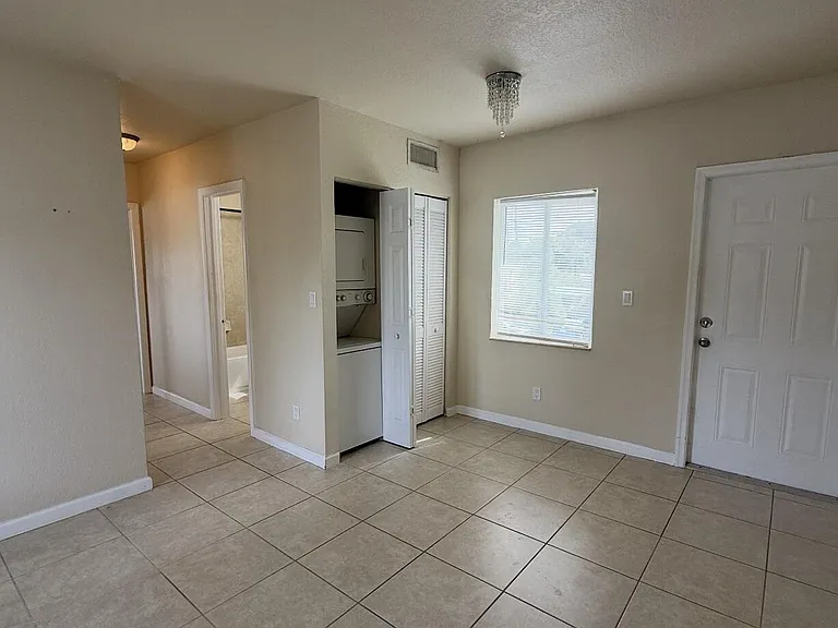 578 NE 20th St #10-E — Photo 6