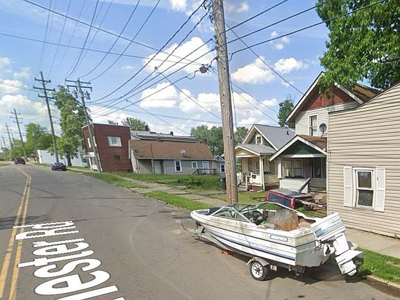 Exterior Neighborhood (street photo)
