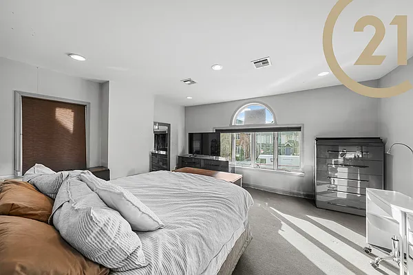 Sold by Century 21 Melanie Kishk Realty | media 32
