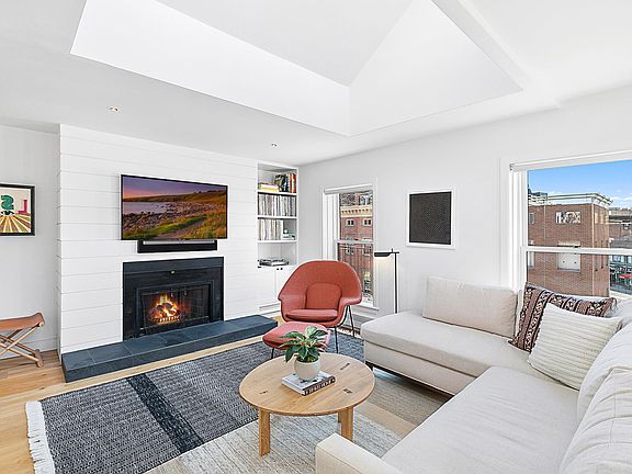 2nd image of 160 W 11th St