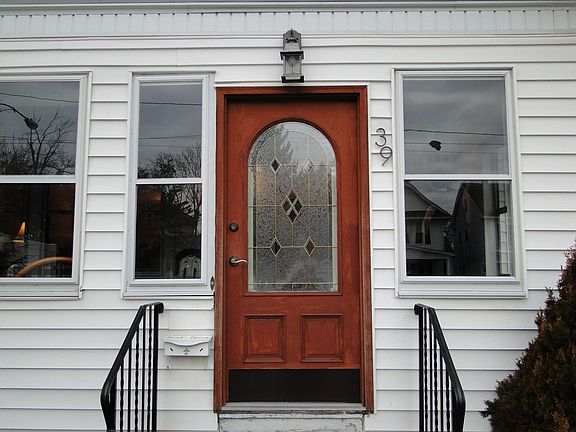 4th image of 39 Oakwood St
