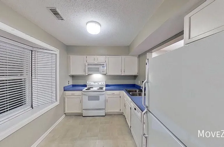 4233 Baylor St — Photo 2