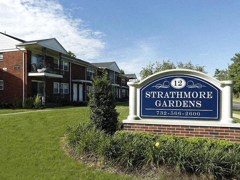 Strathmore Gardens Apartments — Photo 12
