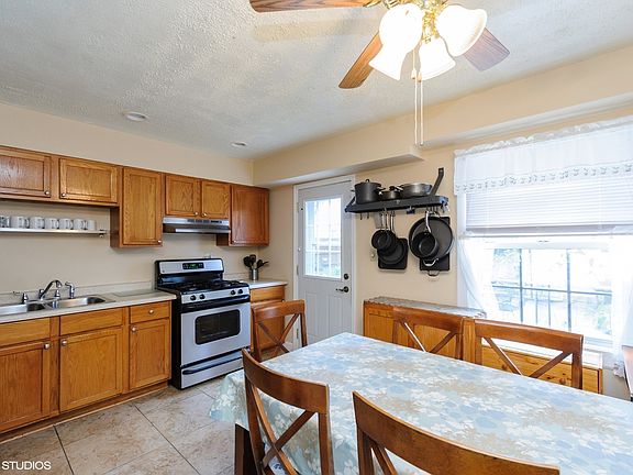4th image of 1032 Oakland Dr