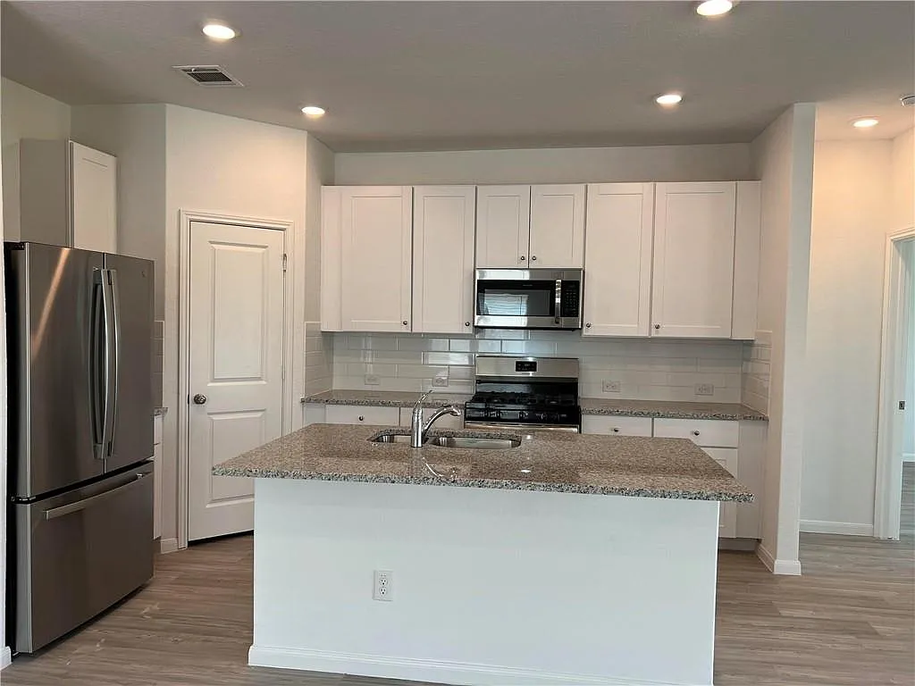 4 bed, 3.0 bath, 1910 sqft, $1,899 — Photo 4