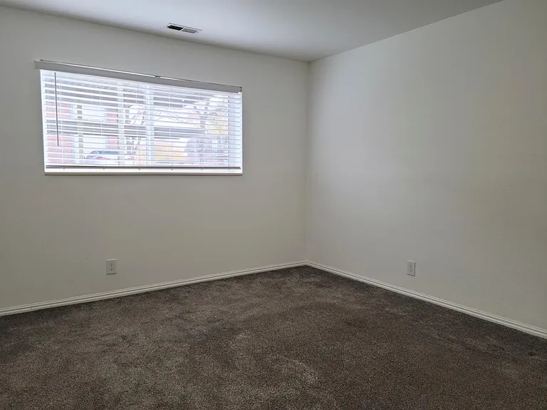 1683 Hickory Ln — Photo 7