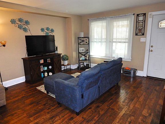 4th image of 22 Woodlawn Ct