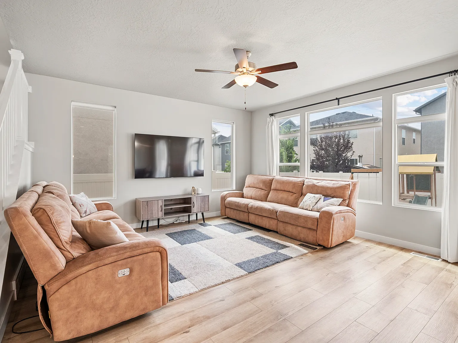 3 bed, 2.5 bath, 2943 sqft, $2,400 — Photo 4