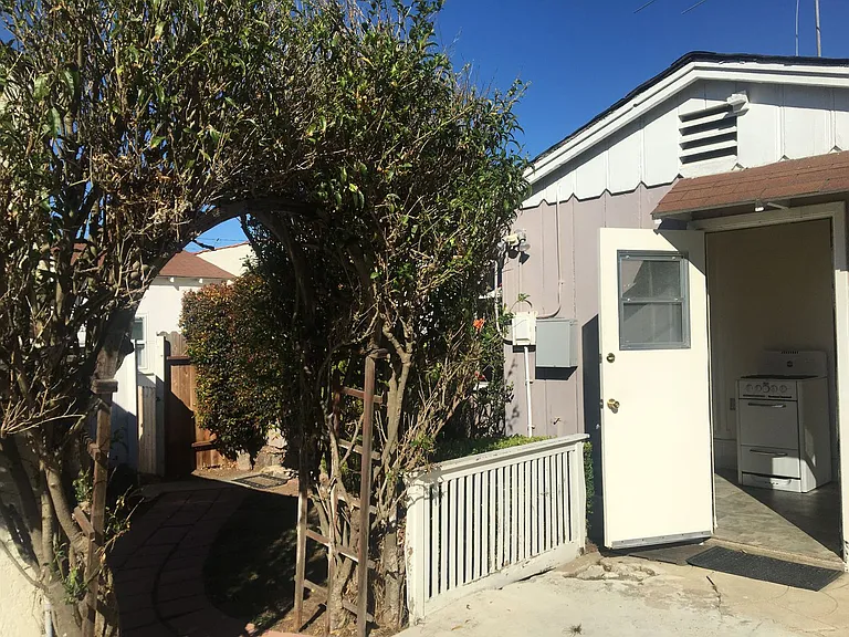 742-742 1/2 Virginia St #EL — Photo 10