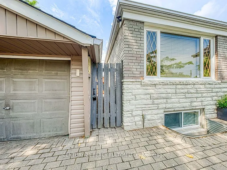 36 Merryfield Dr — Photo 4