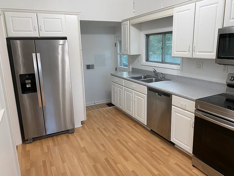 330 Forestway Dr — Photo 3