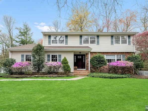 96 Barrett Ln, Wyckoff, NJ 07481