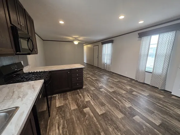 700 W Ridgeway Ave, Cedar Falls, IA