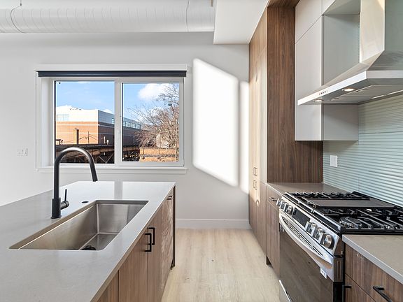 5th image of 935 W Webster Ave #5122784